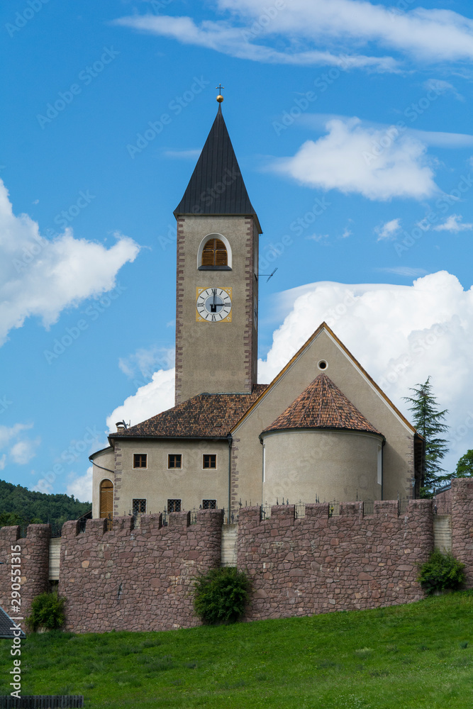 Kirche Heilig Kreuz in Seis am Schlern in Südtirol