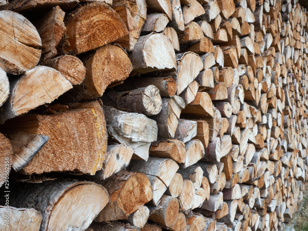 Rohstoff Holz - Kaminholz - Brennholz - Holzstapel Rohstoff Holz - Kaminholz - Brennholz - Holzstapel