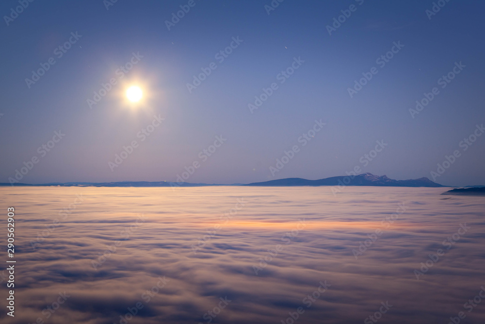 Luna sobre la niebla del valle