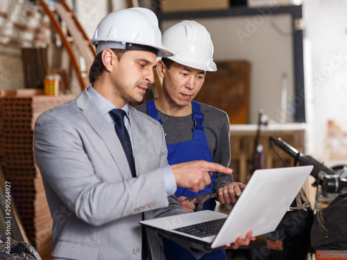 Manager and  builder using laptop