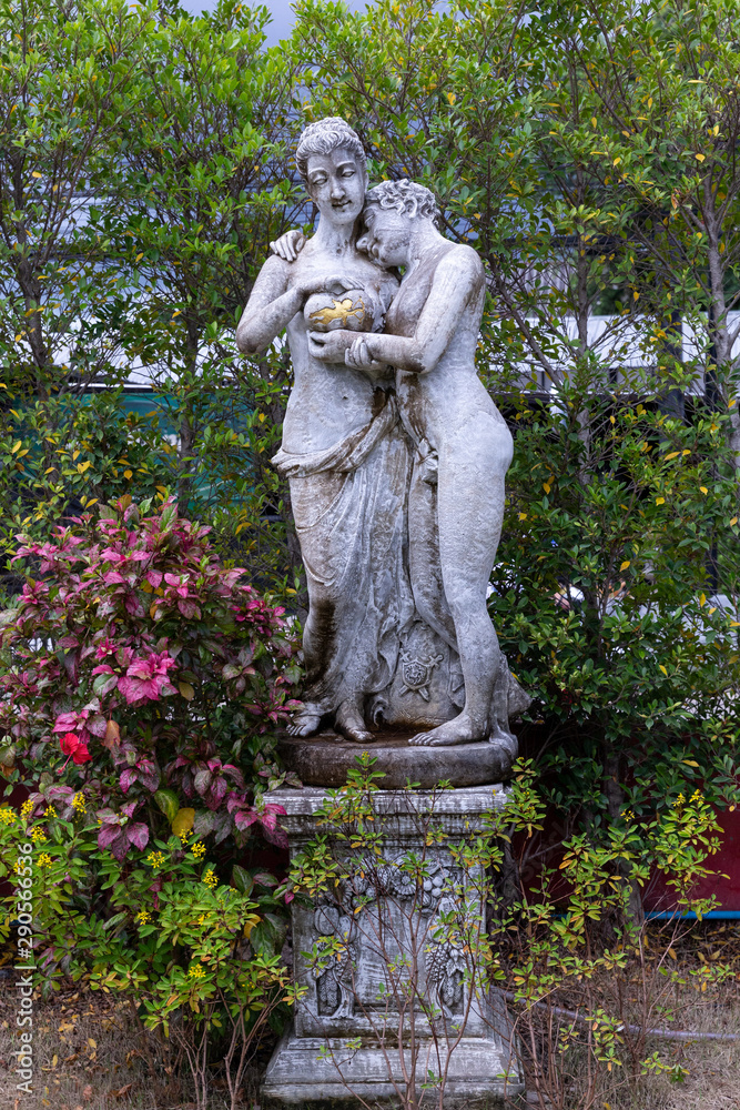 a couple statue in the garden