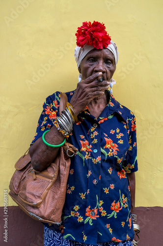 Canvas Print Old Cuban lady smoking a large cigar in La Havana, Cuba