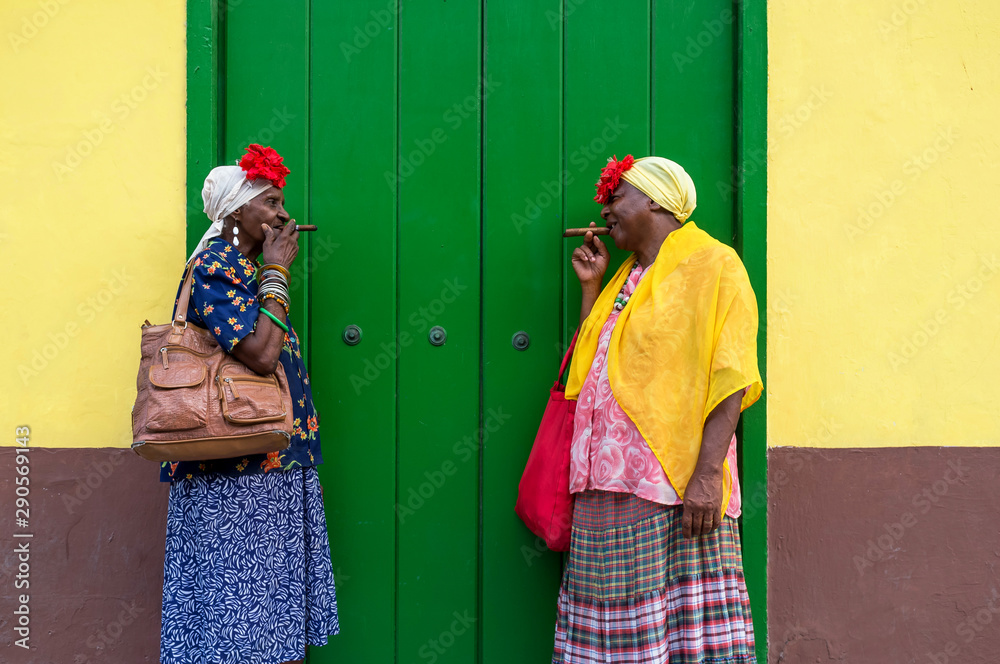 Fotografering, Billede Old ladies smoking a large cigar La Havana, Cuba på Europosters.dk