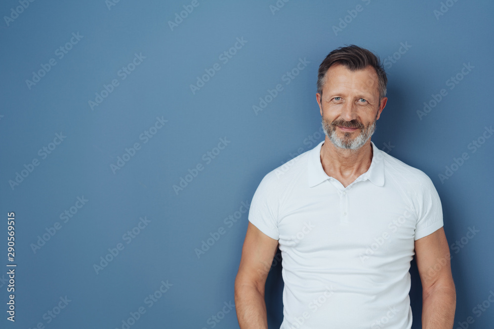 Casual bearded man in a casual white t-shirt - obrazy, fototapety, plakaty 