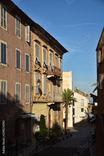 Fototapeta Naklejka Na Ścianę i Meble -  Rue du village d'Erbalunga, Corse