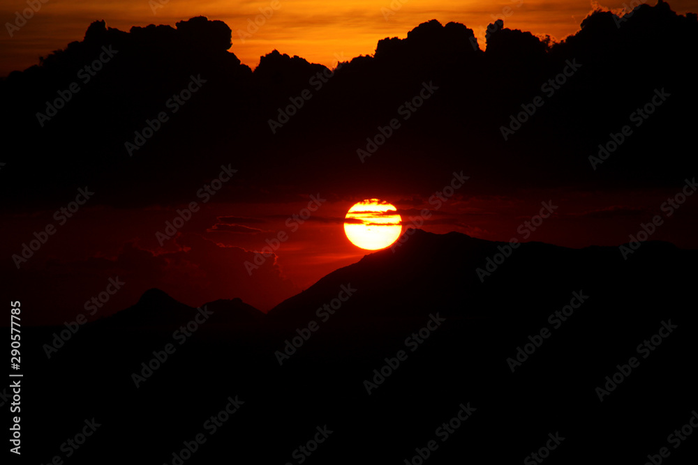 Obraz premium Sunset and the mountain