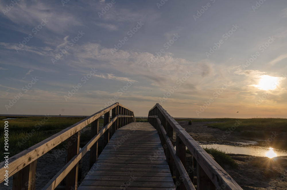 Fototapeta premium Sankt Peter-Ording Sonnenuntergang Holzbrücke