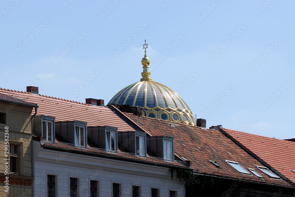 05.08.2007 Berlin.Kuppe der Neuen Synagoge über den Dächern von Berlin-Mitte