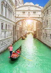 Fototapete Seufzerbrücke Seufzerbrücke Venedig im Sonnenaufgangslicht  © EMrpize