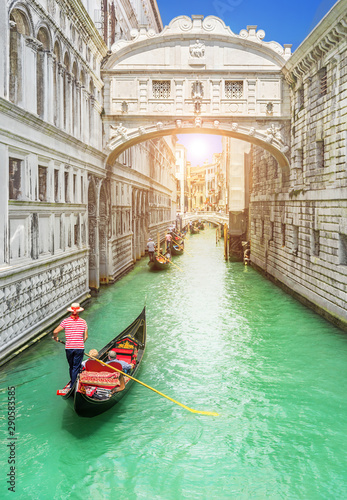 Slika na platnu Bridge of Sighs (Ponte dei Sospiri) and row of gondolas with gondoliers and Rio