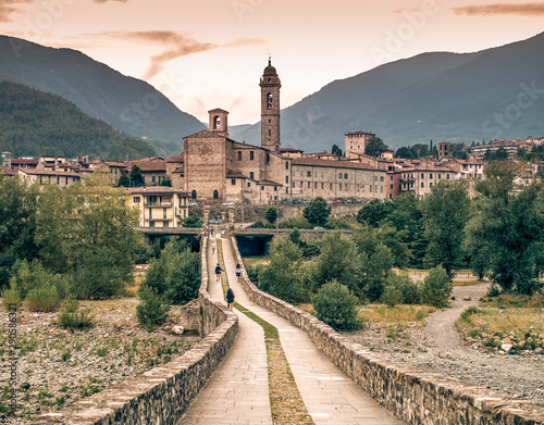 Obraz na plátně The italian borough of Bobbio and its old medieval bridge