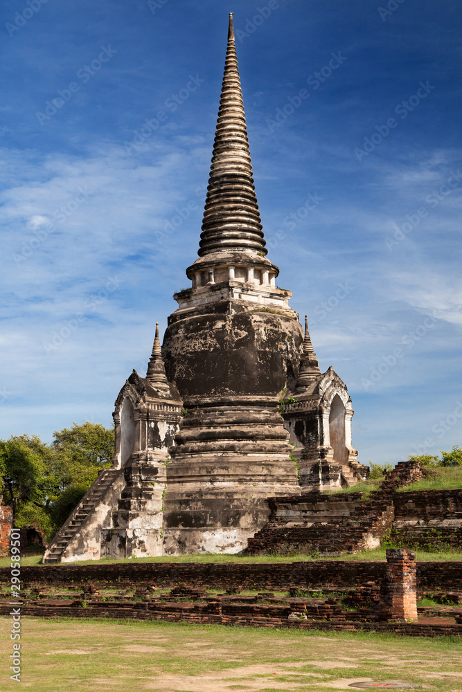 Fototapeta premium Western Chedi of the Wat Phra Si Sanphet in Ayutthaya