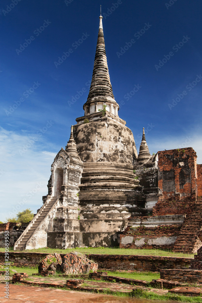 Fototapeta premium Eastern Chedi of the Wat Phra Si Sanphet in Ayutthaya