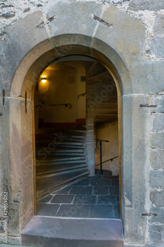 Offener mitteralterlicher Eingang mit innenliegender Steinwendeltreppe © gottesfarben