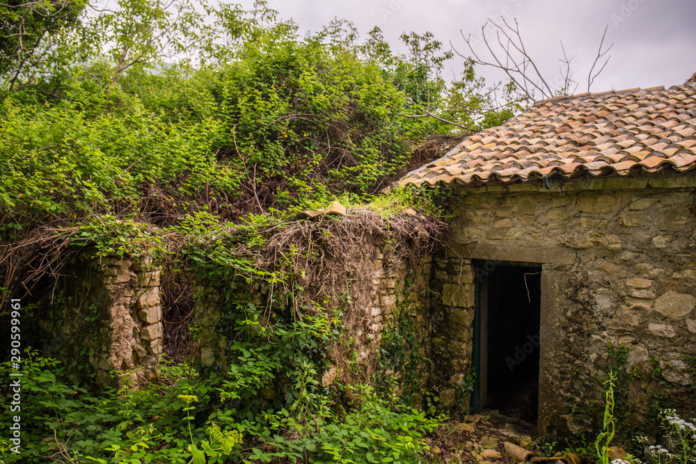 Verfallenes Gebäude in Palio Peritha auf Korfu