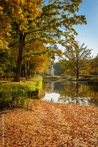 Herbstliche Stimmung am Goldfischteich im Berliner Park "Großer Tiergarten"
