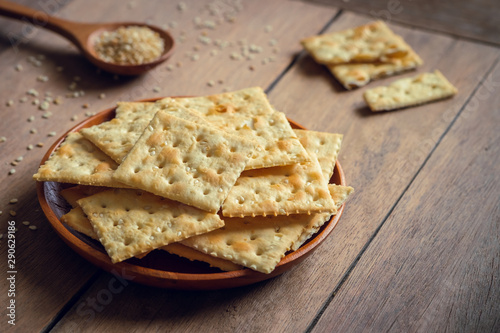 Quadro su tela Crispy crackers with sesame on wooden plate.