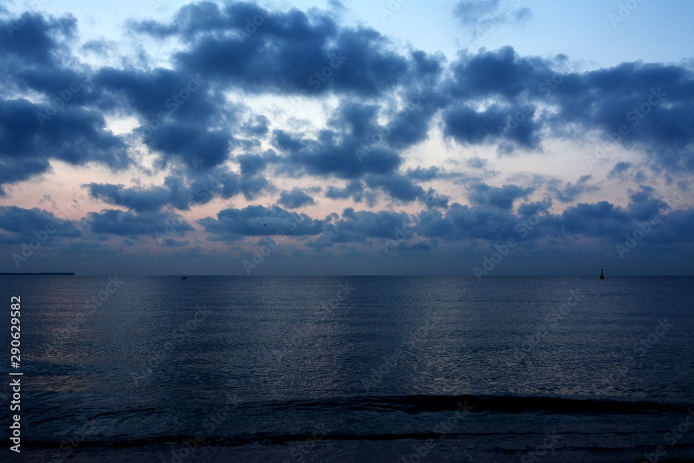 Naklejka premium sunrise with clouds on the seashore