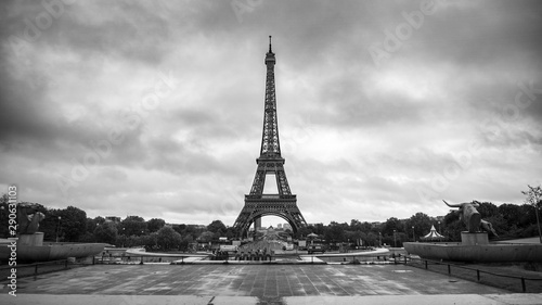Fototapeta Naklejka Na Ścianę i Meble -  foto de Torre Eiffel en blanco y negro