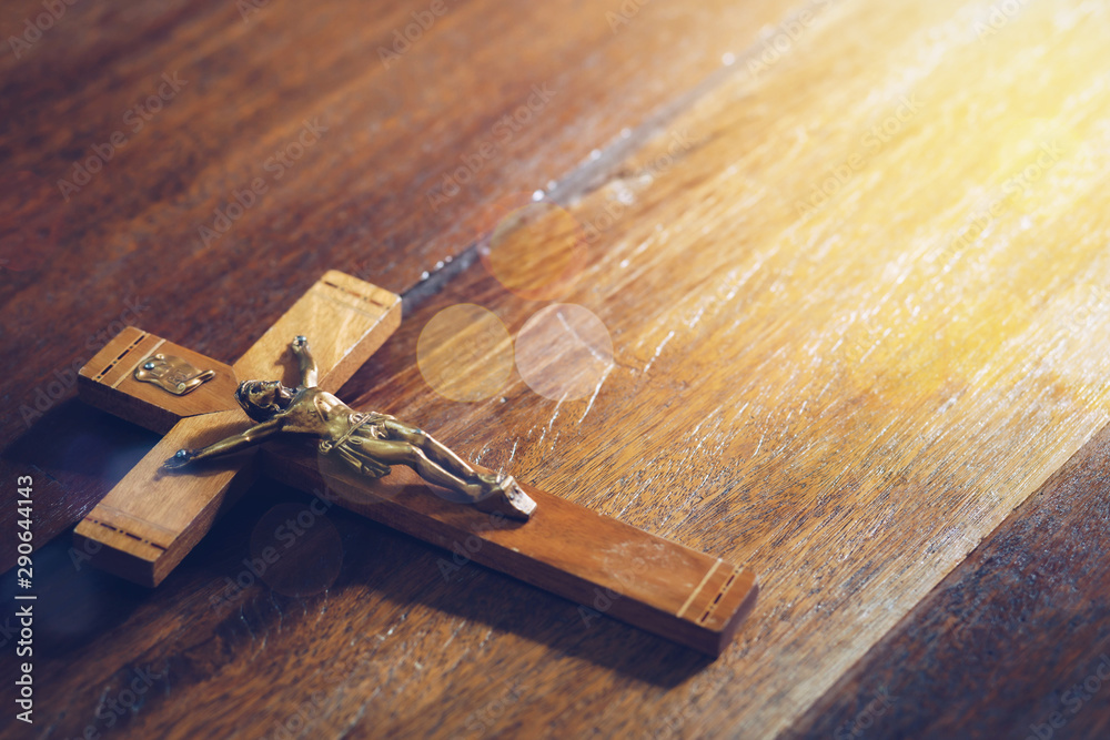 Obraz premium Close up of Jesus's crucifix on wooden table . Christian background trust and faith concept, copy space