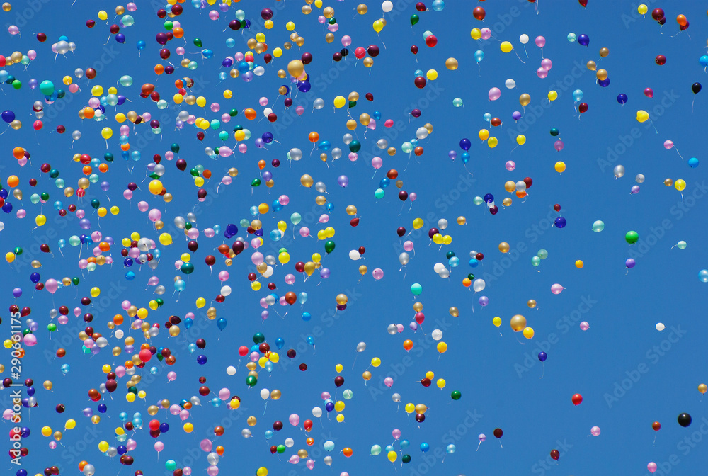 Balloons fly into the sky. Balloons fly into the sky.