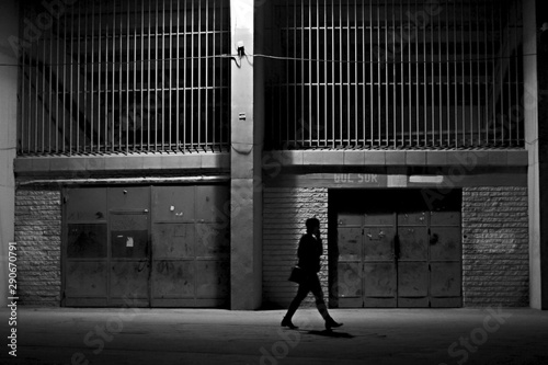 Escena nocturna de una ciudad photo