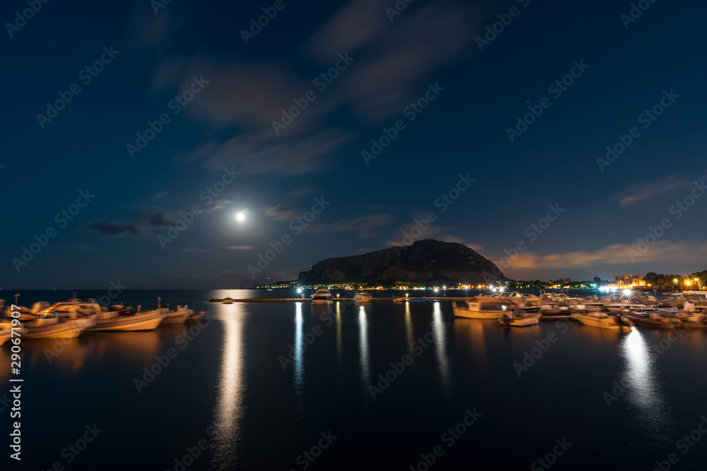 Mondello di notte con alba lunare