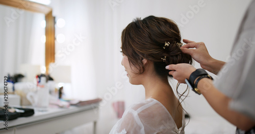 Stampa su tela Hairdresser creating a hairstyle for bride in salon