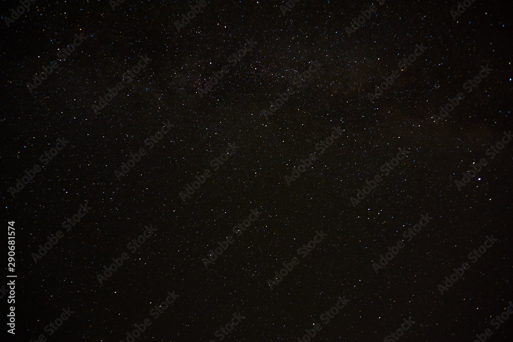 Fototapeta premium Gwiazdy na nocnym niebie nad głową. Nocne niebo gwiaździste nad górami. Gwiazdy i konstelacje na niebie.