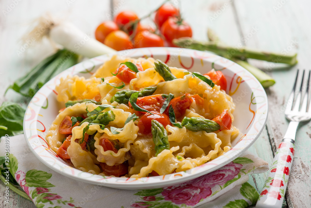 mafalda pasta with asparagus tomatoes and leek