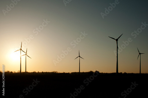 Windräder auf Feld bei Sonnenaufgang