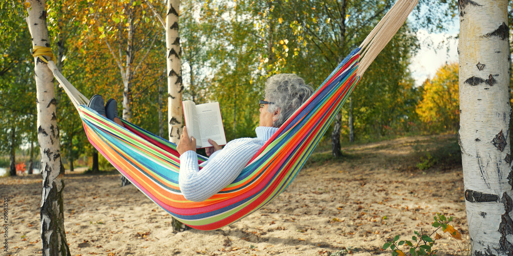 Lesen in der Hängematte