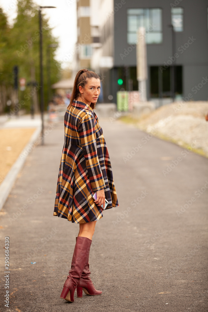 la mode dans la rue avec son téléphone son sac et sa beauté être chic c 'est être belle