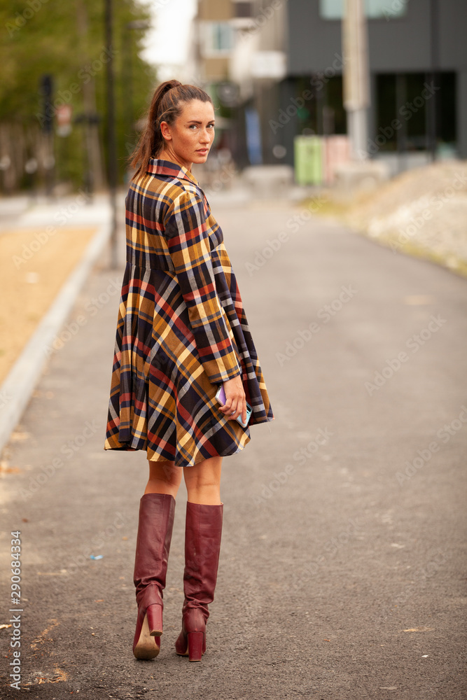 la mode dans la rue avec son téléphone son sac et sa beauté être chic c 'est être belle