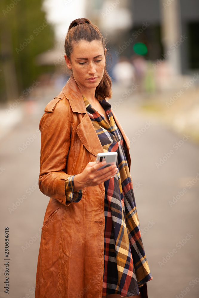 la mode dans la rue avec son téléphone son sac et sa beauté être chic c 'est être belle