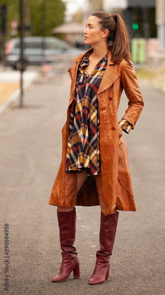 la mode dans la rue avec son téléphone son sac et sa beauté être chic c 'est être belle la mode dans la rue avec son téléphone son sac et sa beauté être chic c 'est être belle