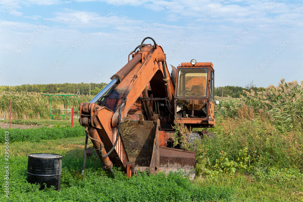 Obraz premium Abandoned broken old rusty excavator. Forgotten technics.