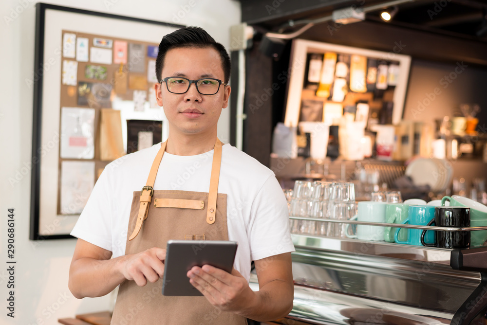 Fototapeta premium Young asian men barista get orders at the coffee shop,start up small business owner food and drink concept.