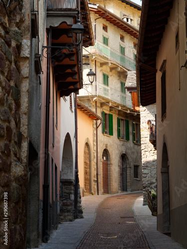 Fototapeta Naklejka Na Ścianę i Meble -  narrow street of a mountain italian village