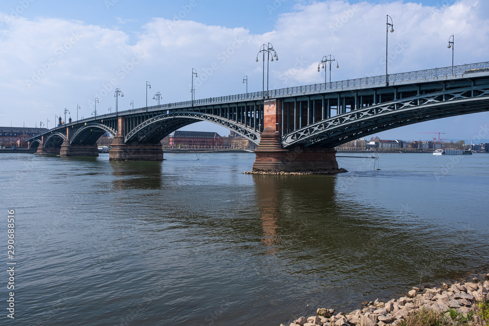 Die Theodor-Heuss-Brücke zwischen Mainz und Wiesbaden/Deutschland