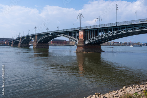 Die Theodor-Heuss-Brücke zwischen Mainz und Wiesbaden/Deutschland © fotografci