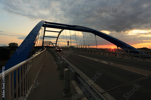 Most wiszący, wiadukt kolejowy przy zachodzie słońca.