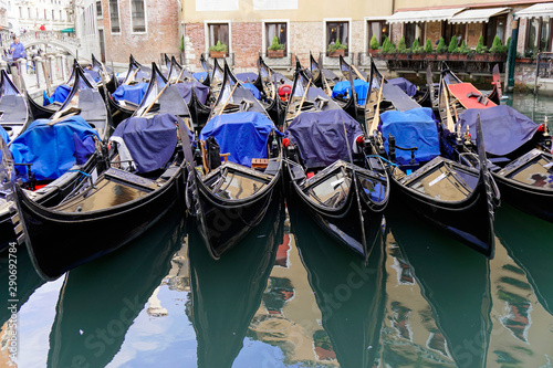 Gondeln, Venedig, Venetien, Italien, Europa ©  Egon Boemsch