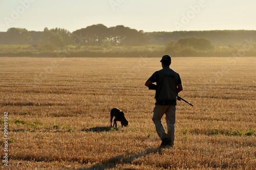 Cazador en el campo cazando con un perro de caza