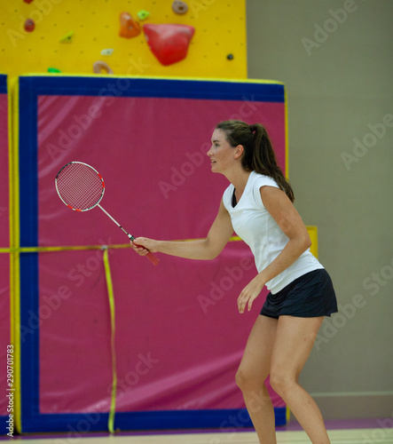 faire du sport utiliser le badminton pour se dépenser avec sa raquette et son volant © Jimmy