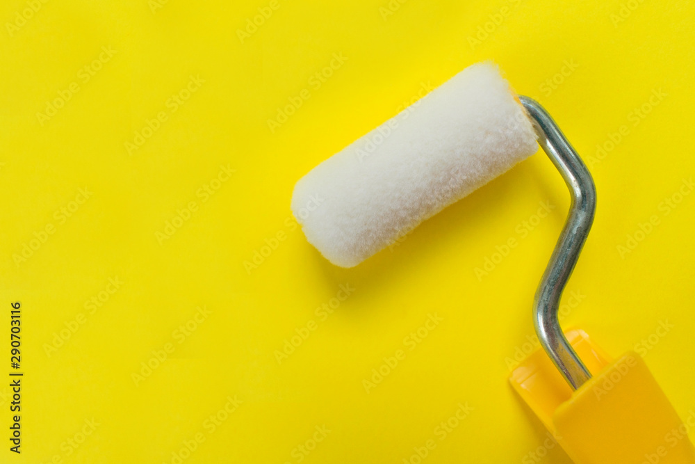 Obraz premium Cushion for paint on a yellow background. Copy space