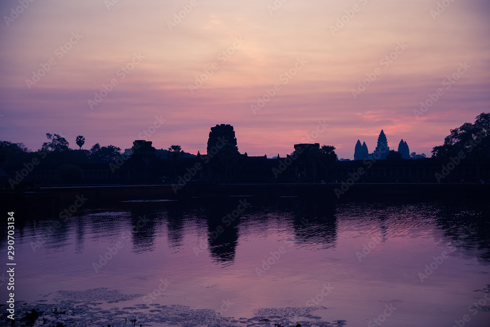 Fototapeta premium angkor wat at sunrise