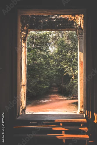 Fototapeta okno w ścianie ruin świątyni w angkor Cambodia