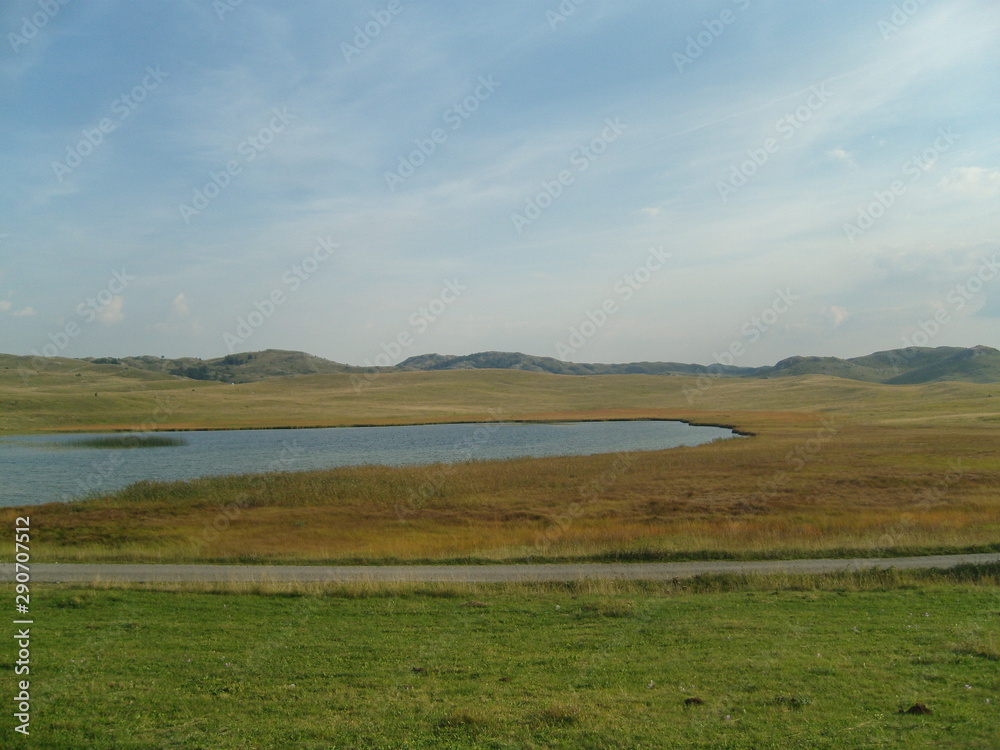 Obraz premium the shore of a lake in a mountain valley