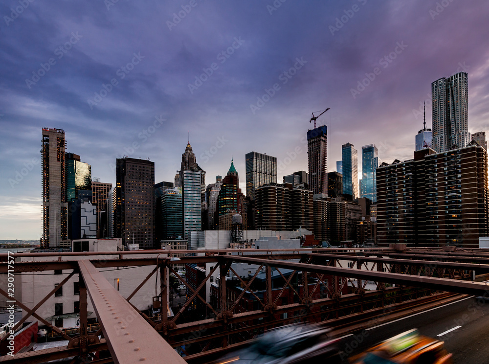 Obraz premium Widok na Manhattan z mostu Brooklyn